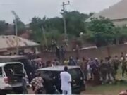Tension as youths block Alaafin’s convoy, security fires tear gas to disperse crowd Tension as youths block Alaafin’s convoy